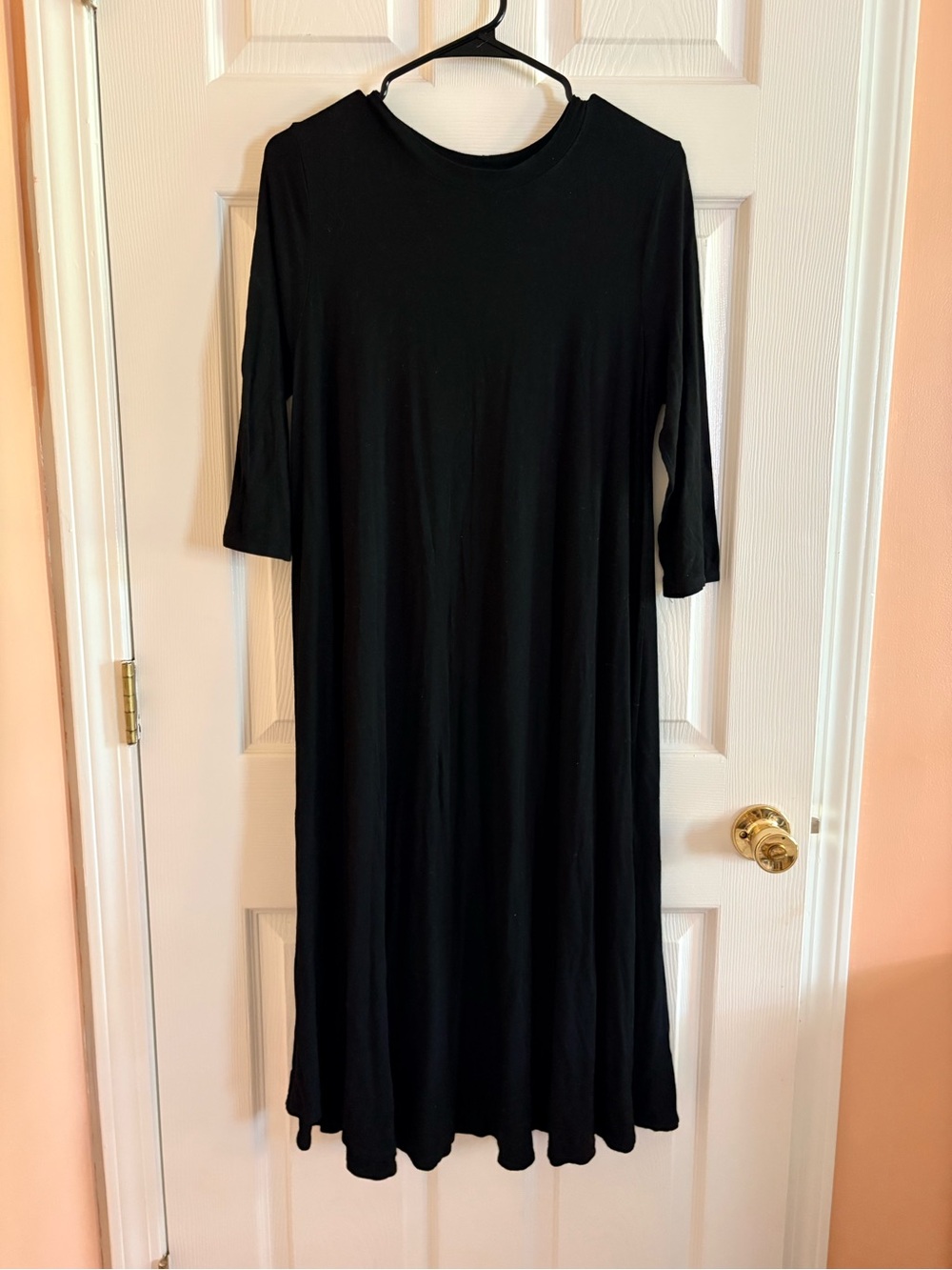 Elegant Black Midi Dress with Crew Neck and Three-Quarter Sleeves